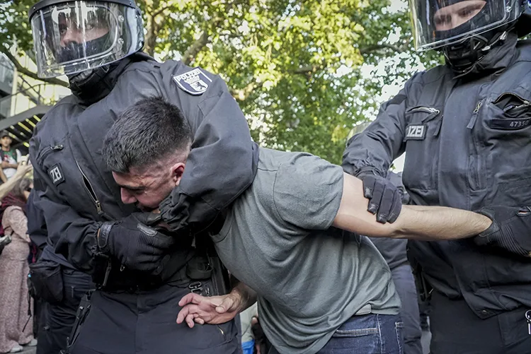 Almanya'da polis Filistin'e destek eylemine sert müdahalede bulundu