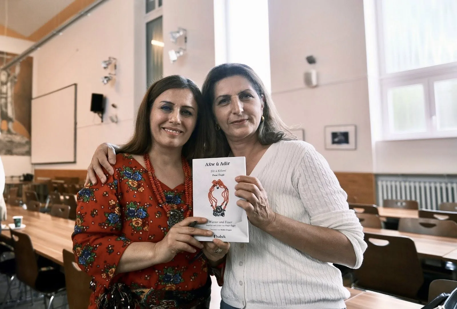 Şair Pınar Özgül’ün Kîrmançkî-Zazakî Şiir Kitabı Cemevi’nde Tanıtıldı