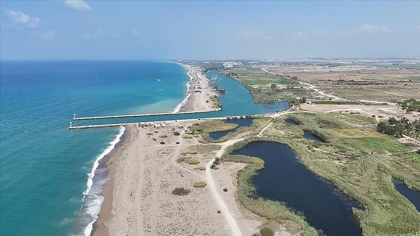 Manavgat Irmağı'ndan kalkan tur tekneleri misafirlerini denizle de buluşturuyor