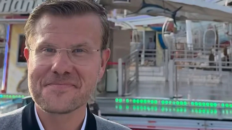 Marcus König : Benimle dönme dolaba binmek ister misiniz?