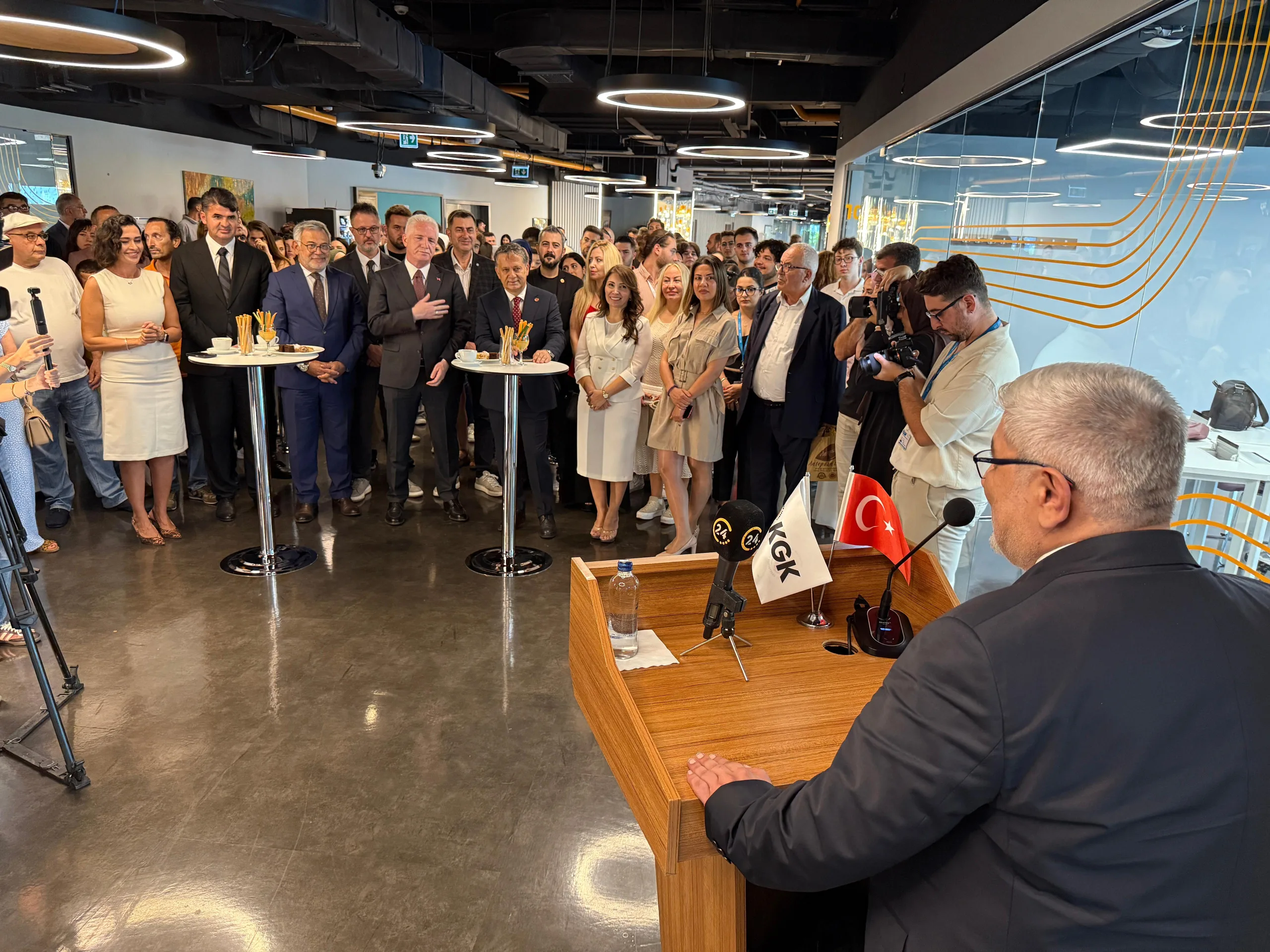 KGK’nin “Türkiye’deki Amerika” sergisini İstanbul Valisi açtı