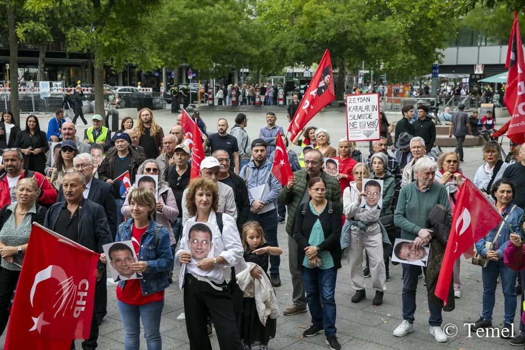 Berlin’de demokrasi, özgürlük ve adalet mitingi düzenlendi