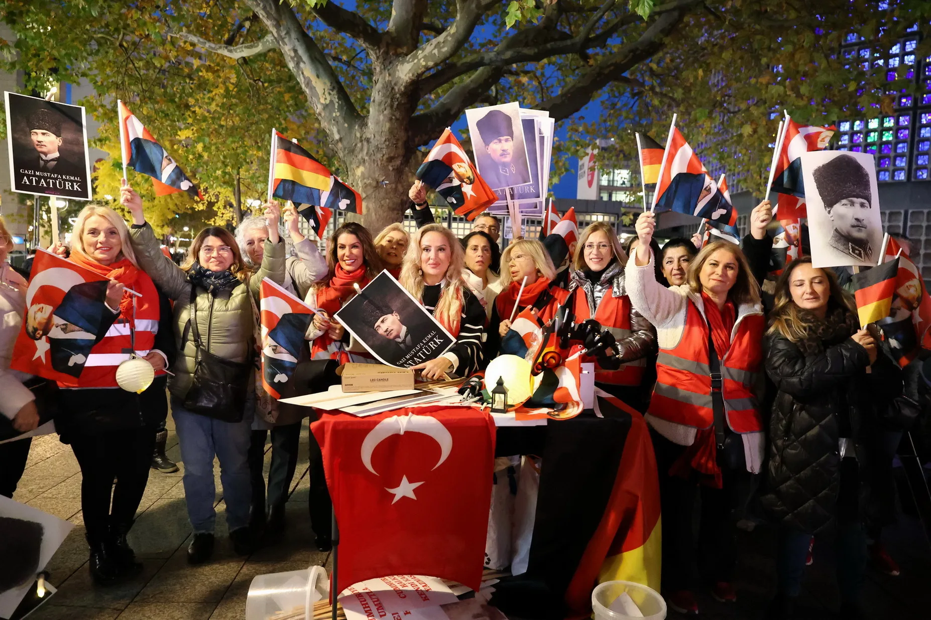 Berlin`de Cumhuriyet Işığı Parladı