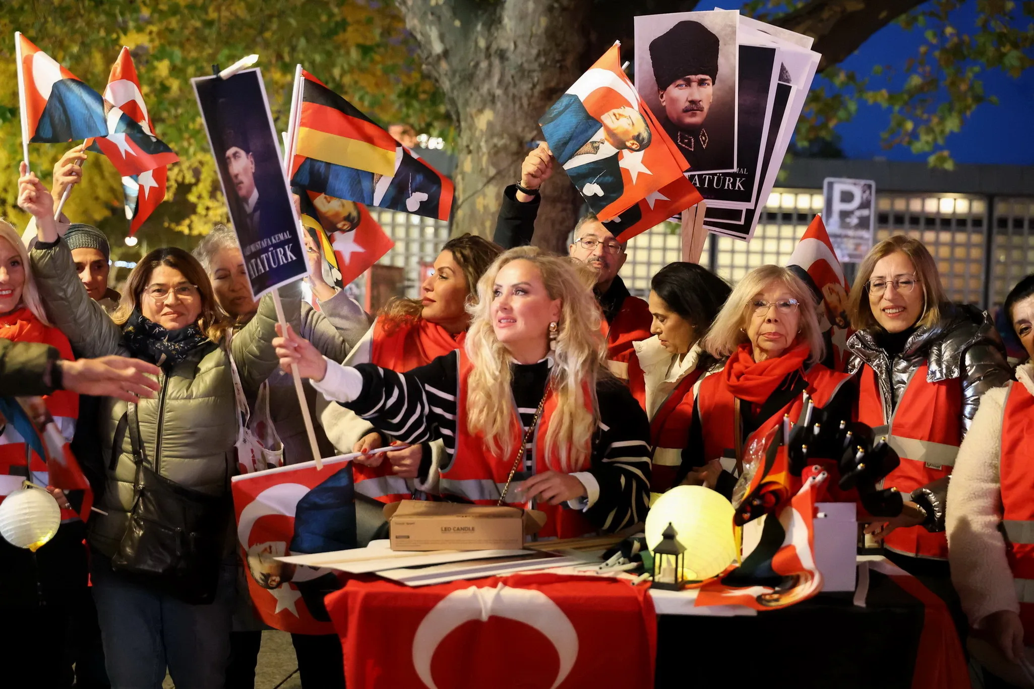 Berlin`de Cumhuriyet Işığı Parladı