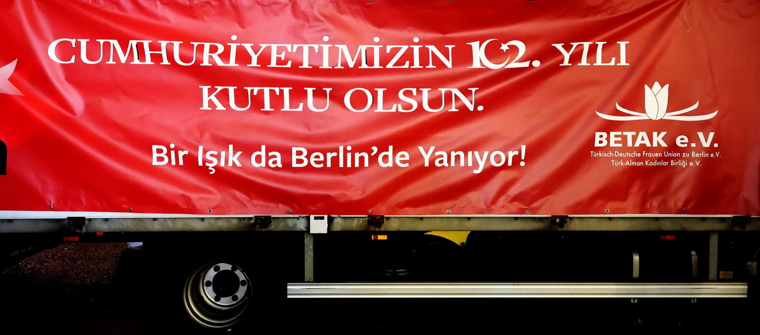 Berlin`de Cumhuriyet Işığı Parladı