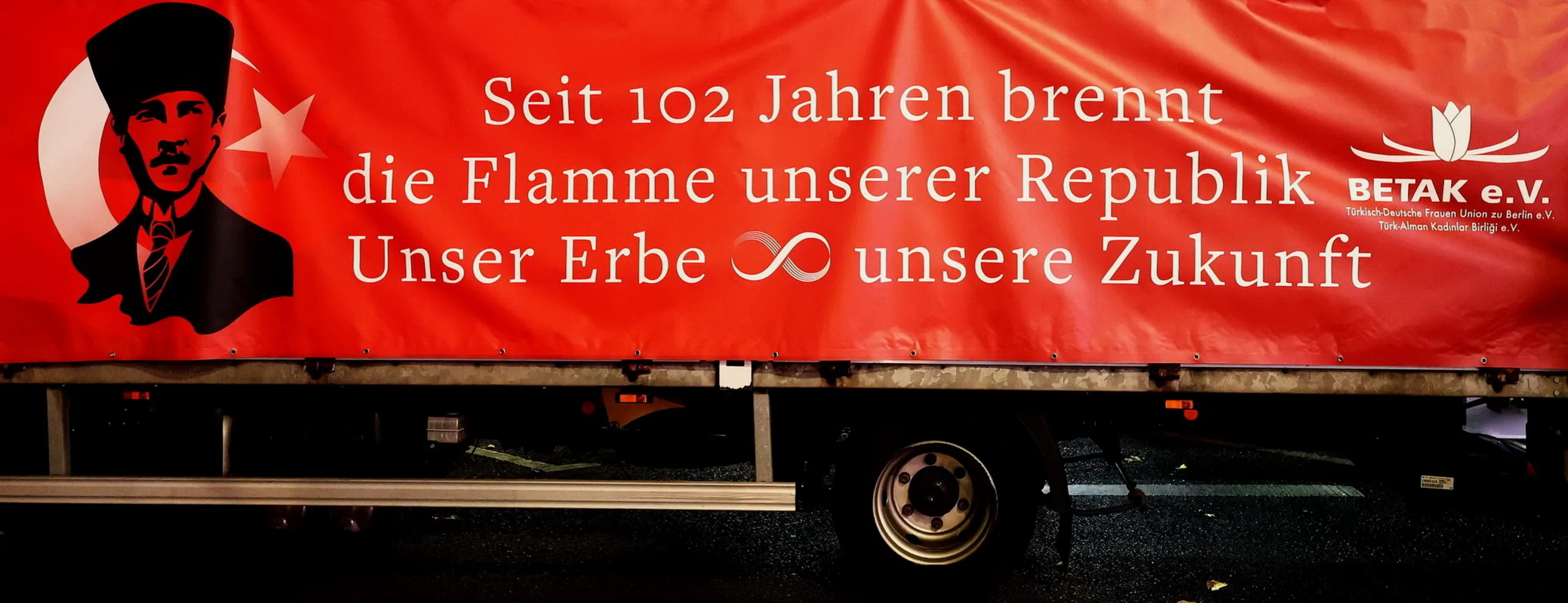 Berlin`de Cumhuriyet Işığı Parladı