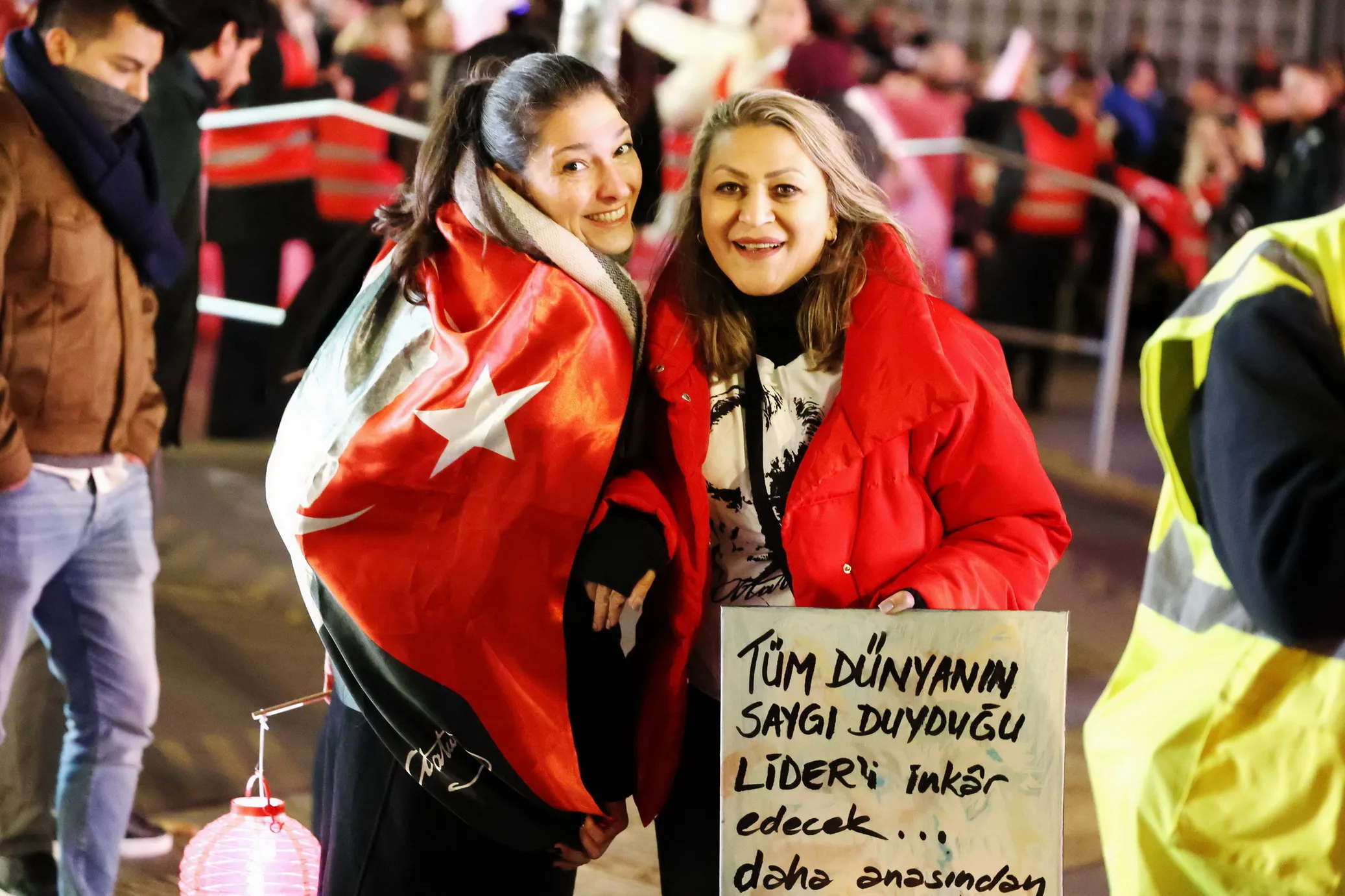 Berlin`de Cumhuriyet Işığı Parladı