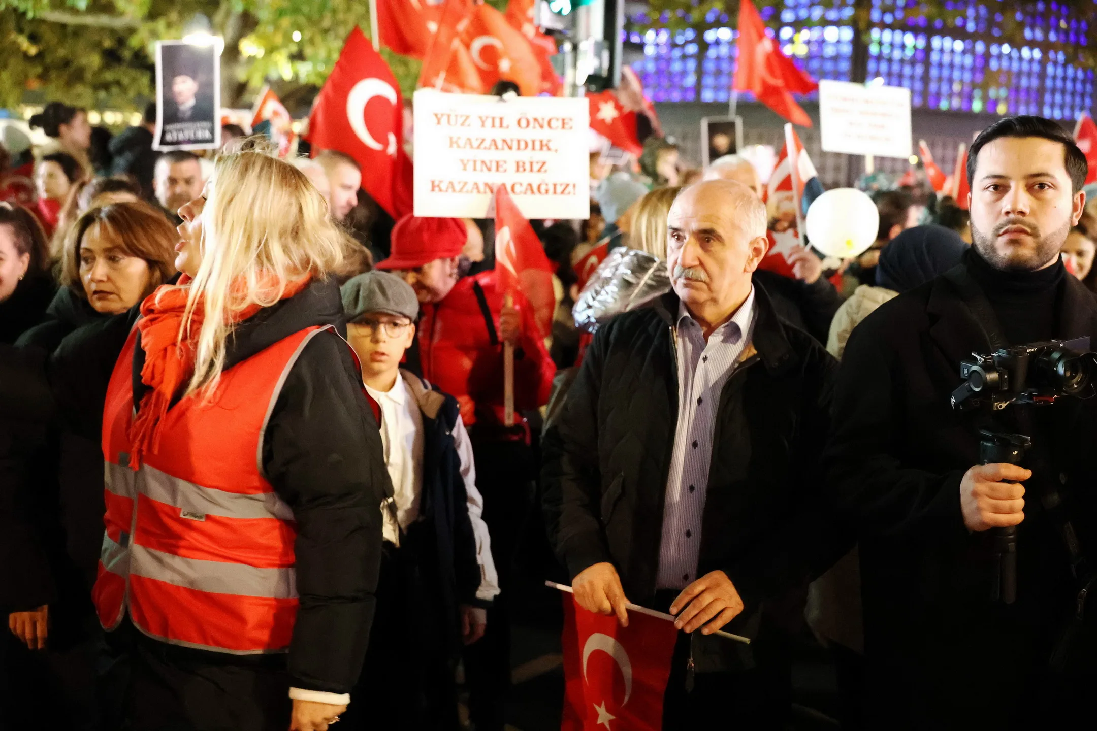 Berlin`de Cumhuriyet Işığı Parladı