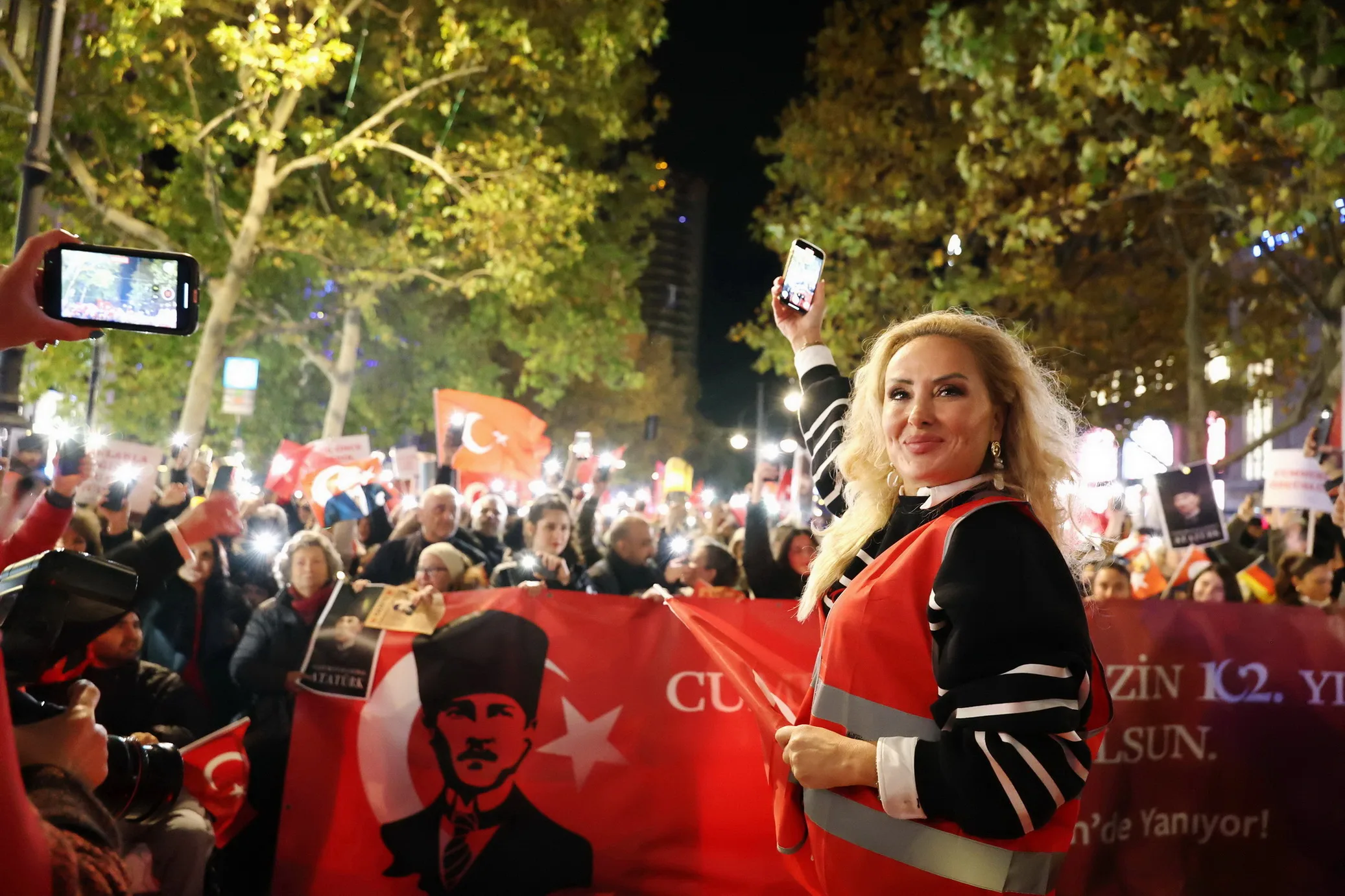 Berlin`de Cumhuriyet Işığı Parladı