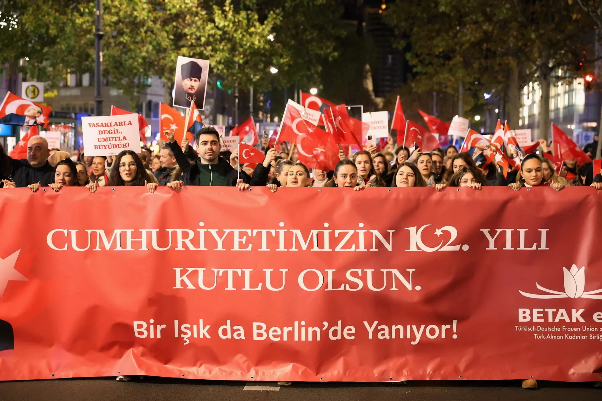 Berlin`de Cumhuriyet Işığı Parladı