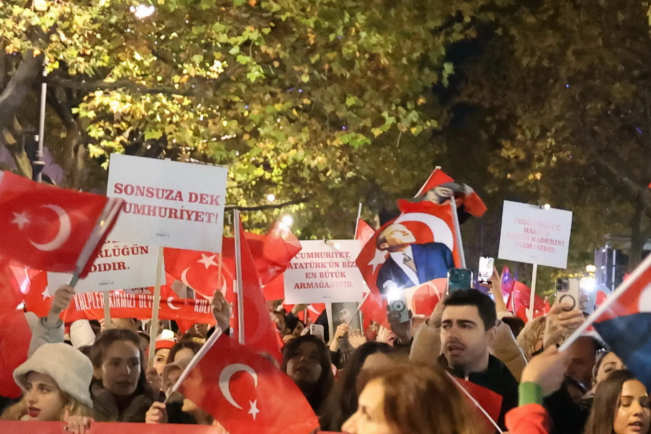 Berlin`de Cumhuriyet Işığı Parladı