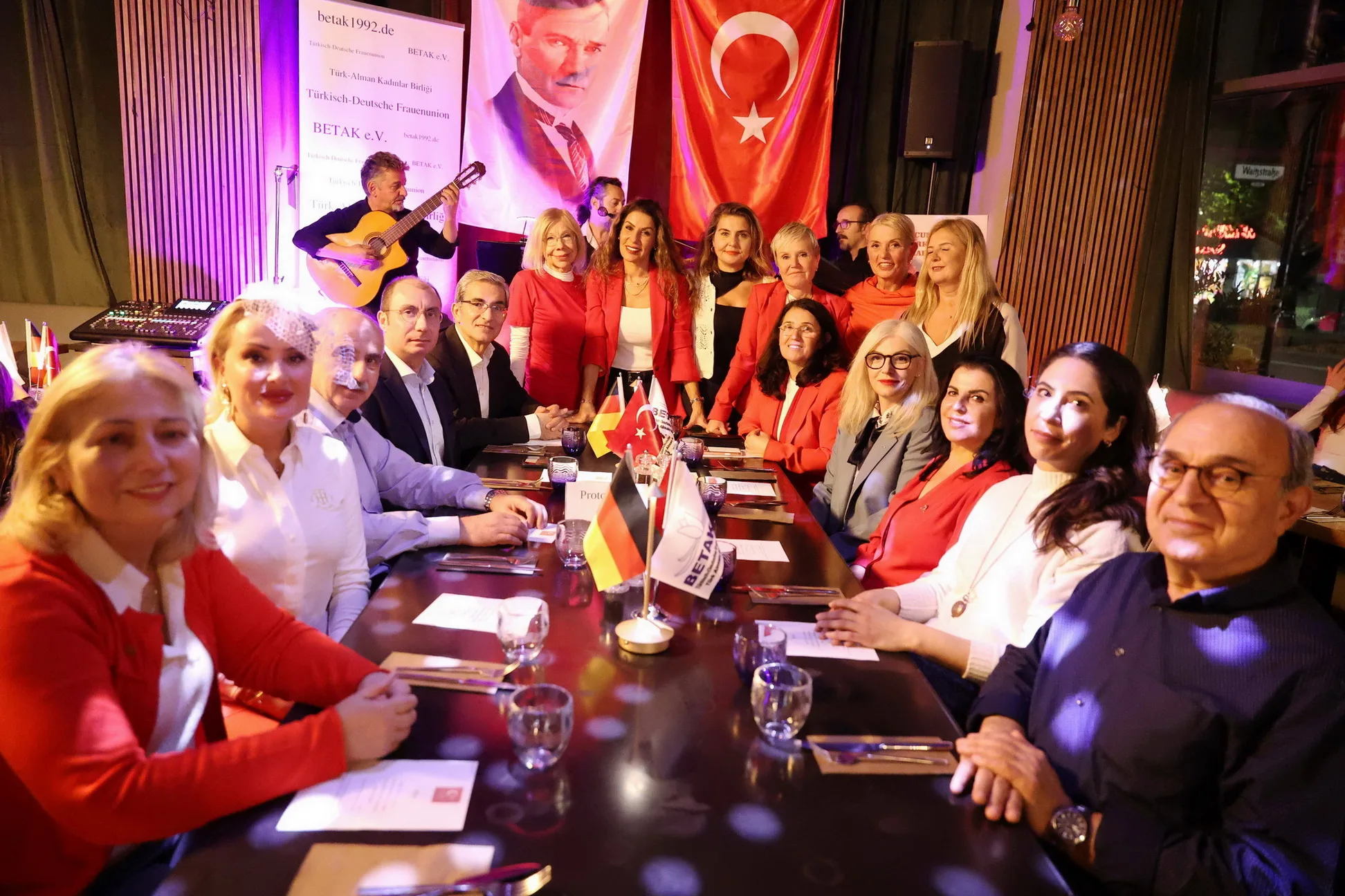 Berlin`de Cumhuriyet Işığı Parladı
