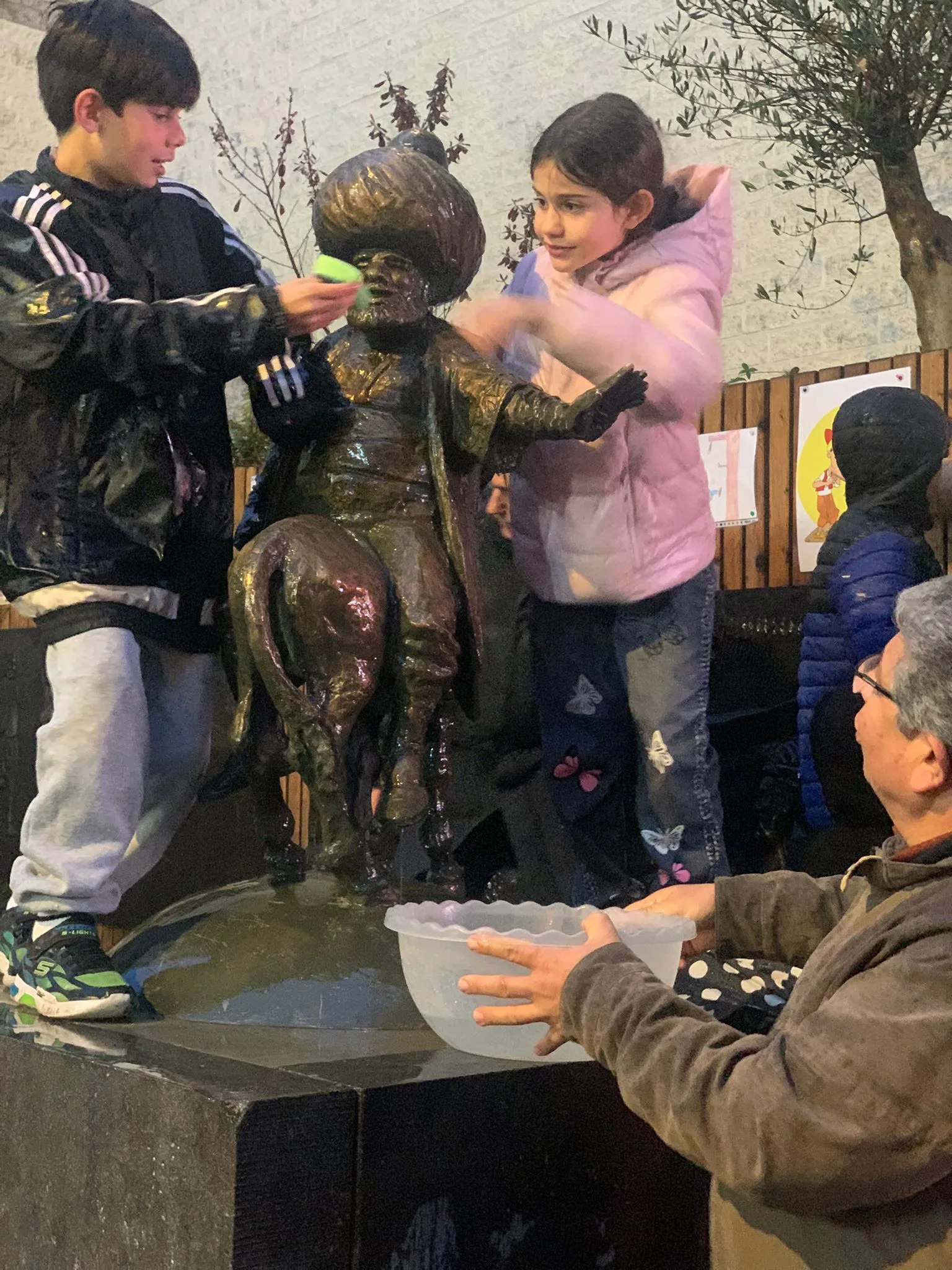 Dünya Gülümseme Günü’nde Brüksel’deki Nasrettin Hoca Heykeli Temizlendi