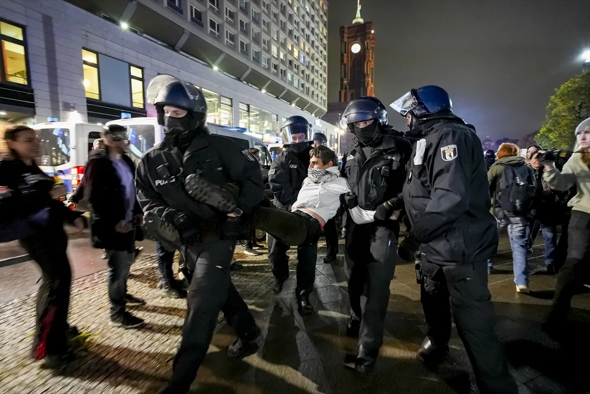 Berlin'de polis, Filistin'e destek gösterisine sert müdahalede bulundu
