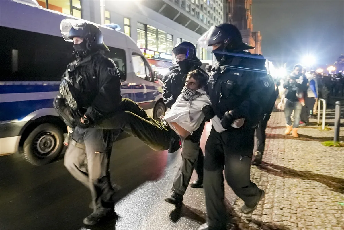 Berlin'de polis, Filistin'e destek gösterisine sert müdahalede bulundu