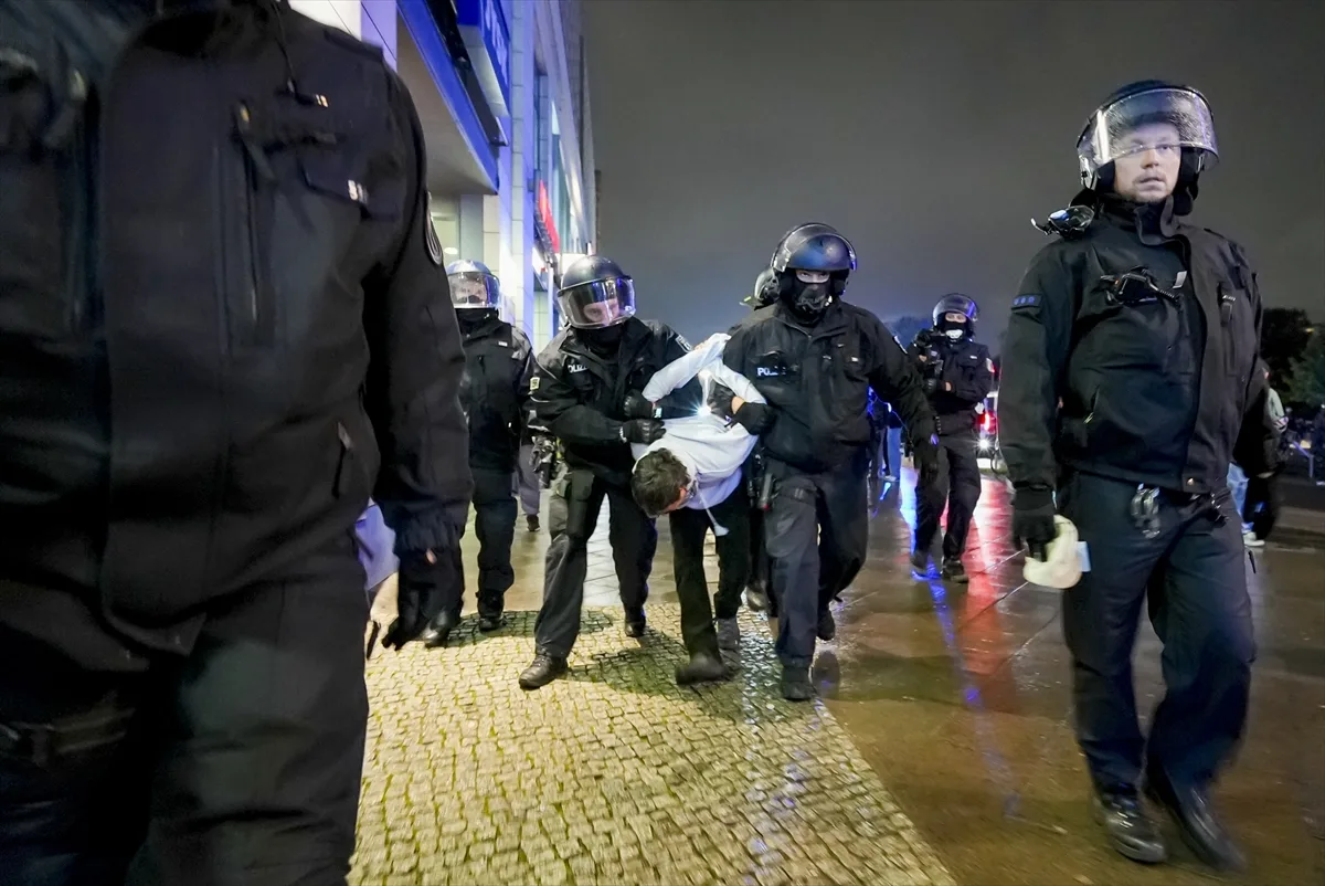 Berlin'de polis, Filistin'e destek gösterisine sert müdahalede bulundu