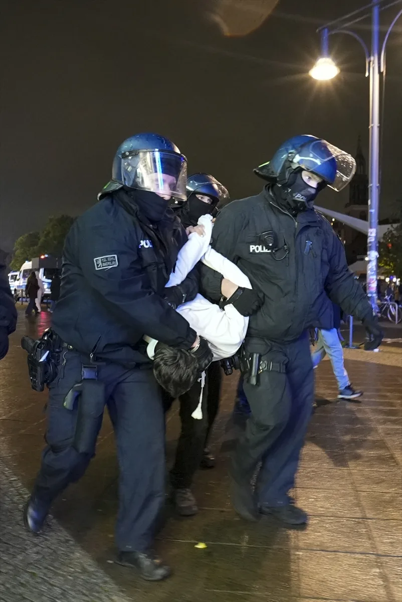 Berlin'de polis, Filistin'e destek gösterisine sert müdahalede bulundu