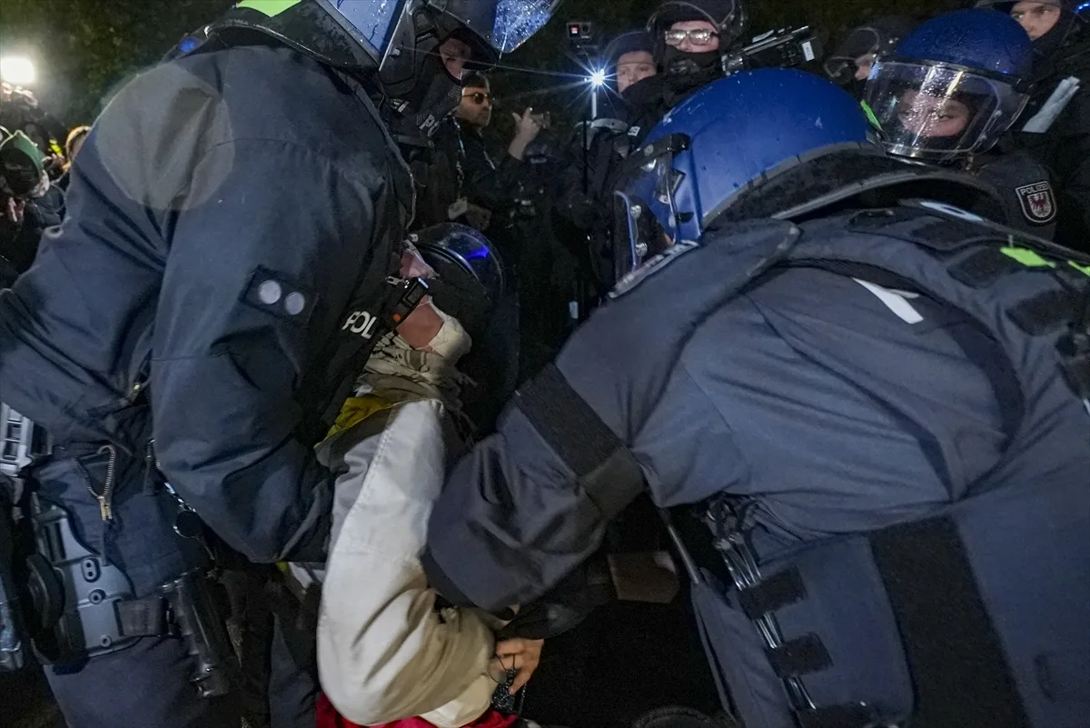 Berlin'de polis, Filistin'e destek gösterisine sert müdahalede bulundu