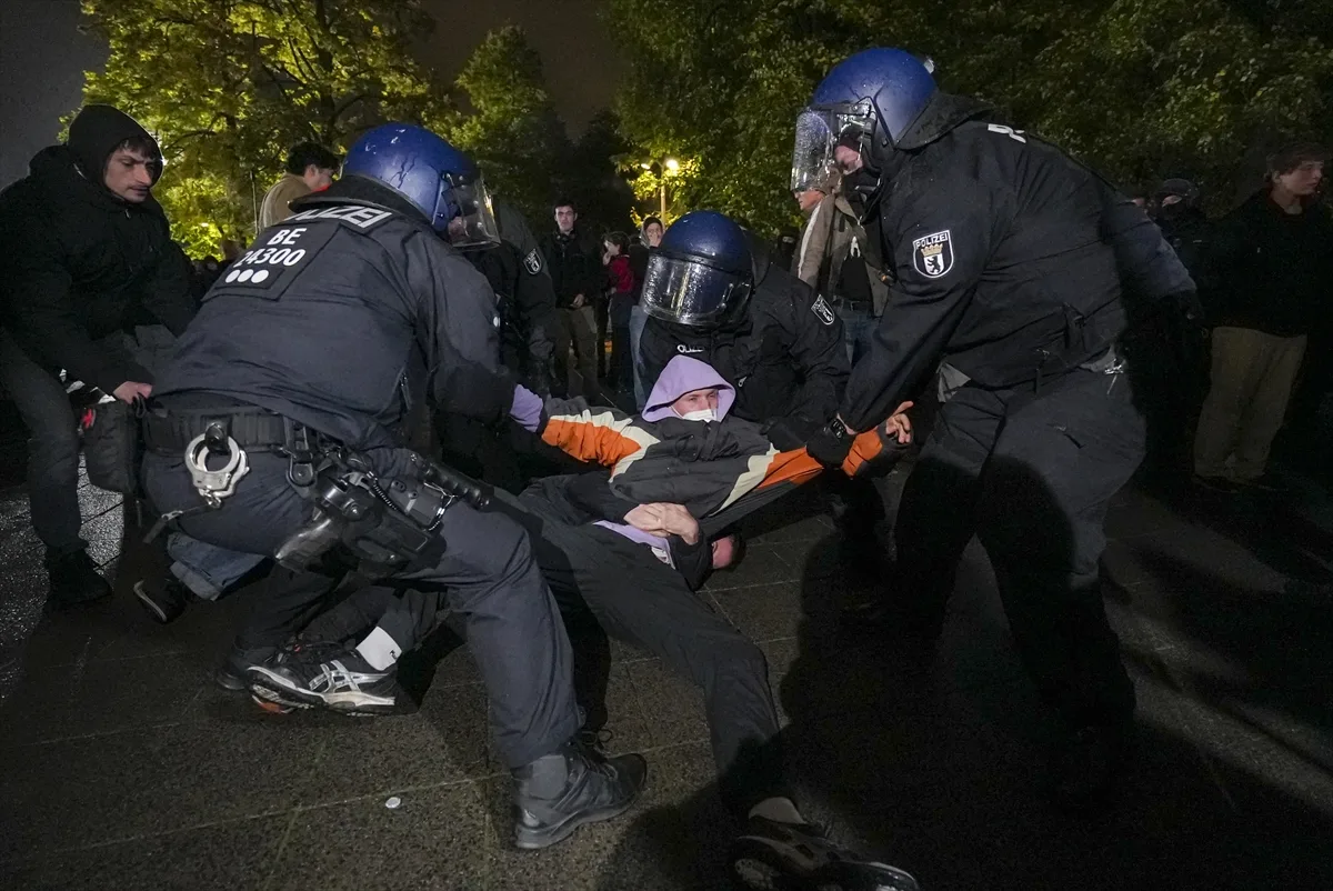 Berlin'de polis, Filistin'e destek gösterisine sert müdahalede bulundu