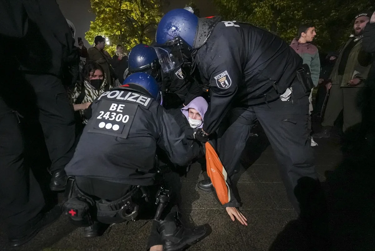 Berlin'de polis, Filistin'e destek gösterisine sert müdahalede bulundu