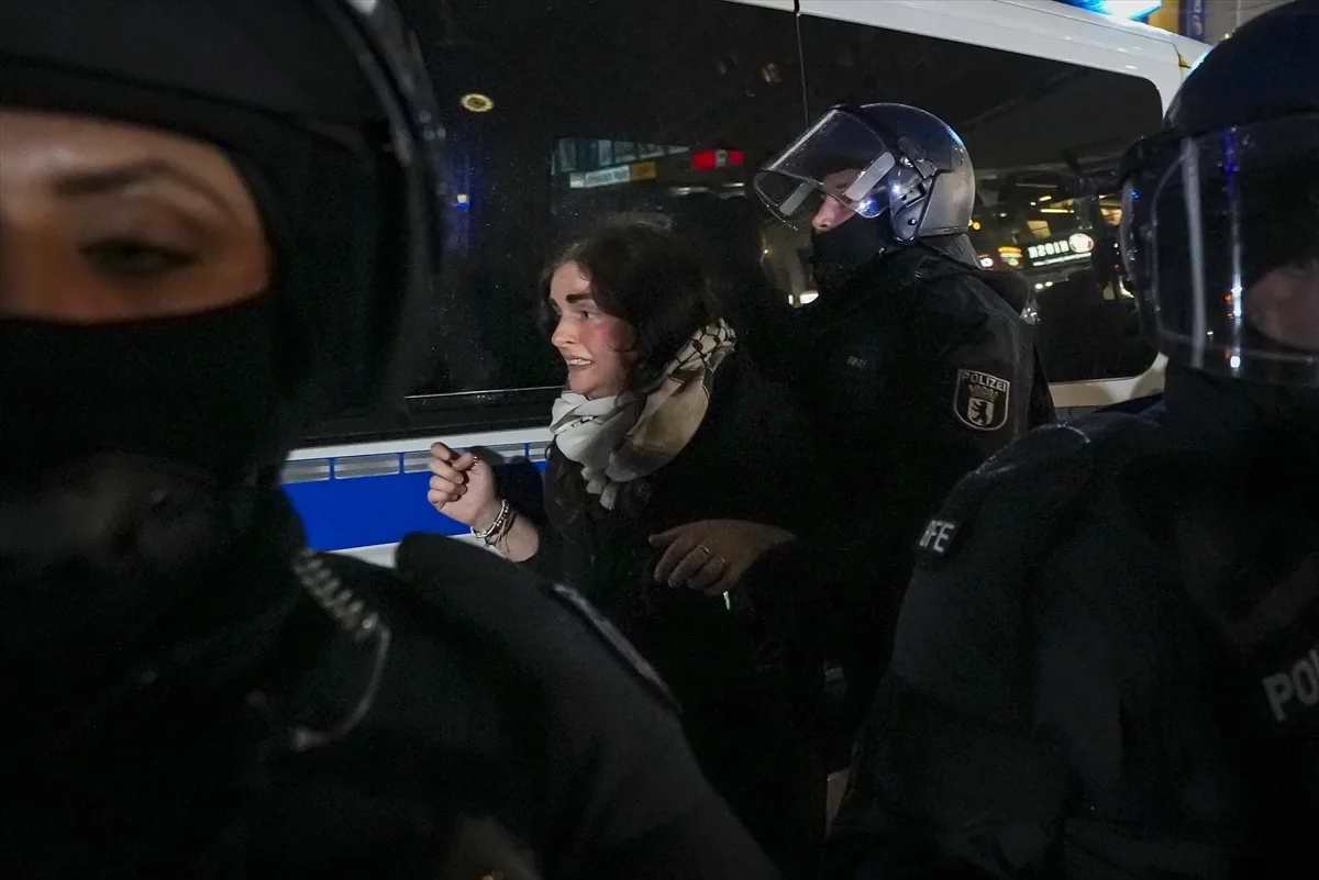 Berlin'de polis, Filistin'e destek gösterisine sert müdahalede bulundu