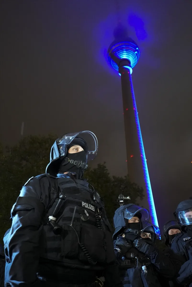 Berlin Karanlığa Gömüldü: Kundaklama Nedeniyle 50 Binden Fazla Kişi Elektriksiz Kaldı