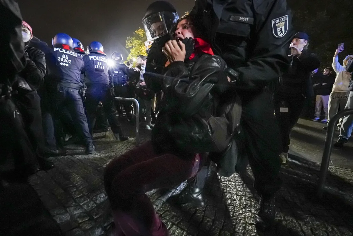 Berlin'de polis, Filistin'e destek gösterisine sert müdahalede bulundu