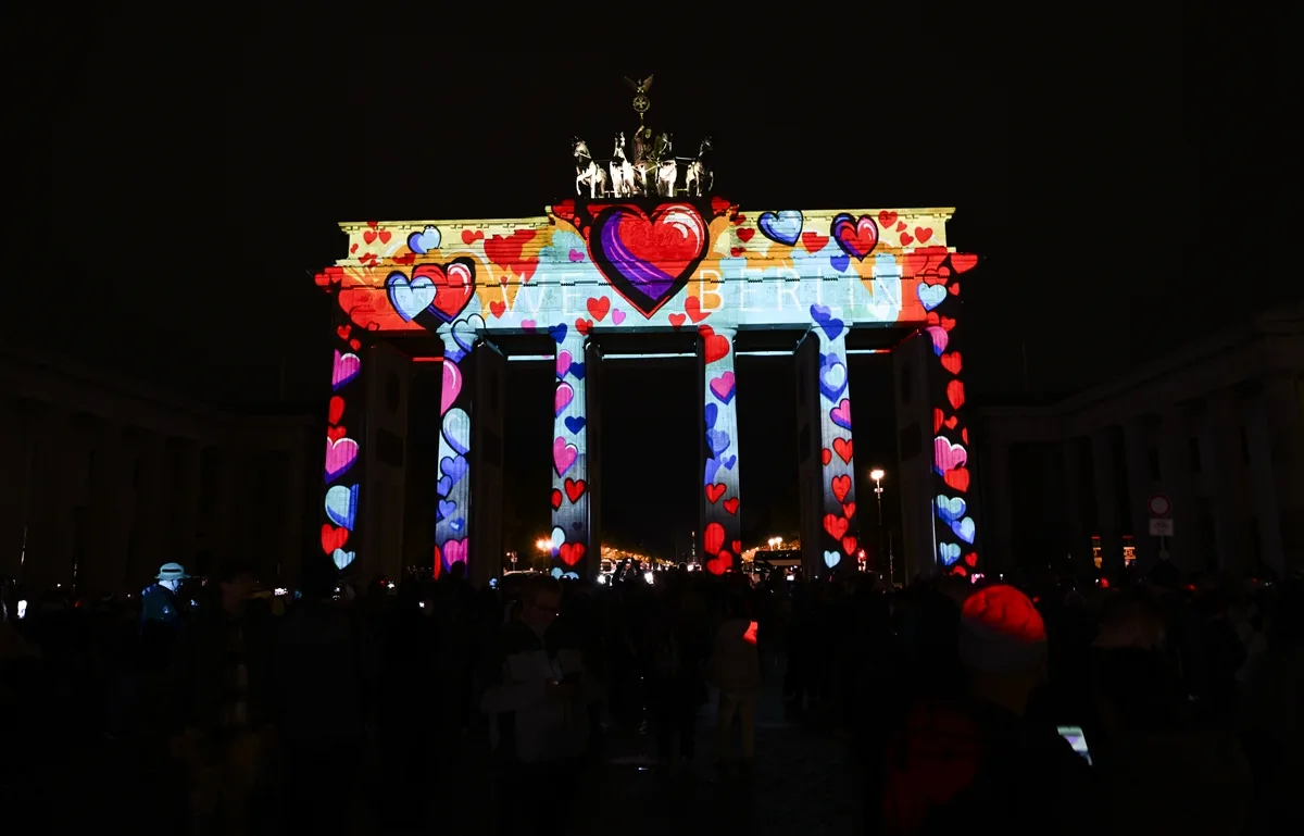 Berlin’de “Festival of Lights” Büyüledi: Şehir Işıklarla Parladı!