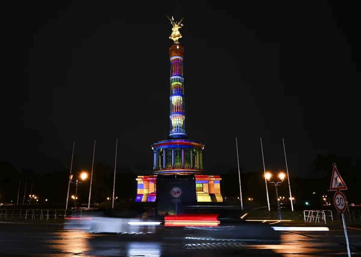 Berlin’de “Festival of Lights” Büyüledi: Şehir Işıklarla Parladı!