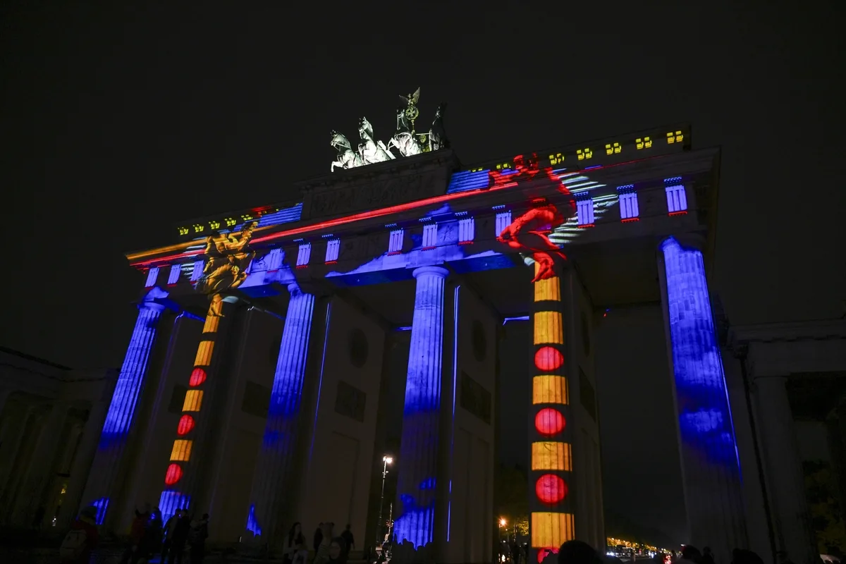 Berlin’de “Festival of Lights” Büyüledi: Şehir Işıklarla Parladı!