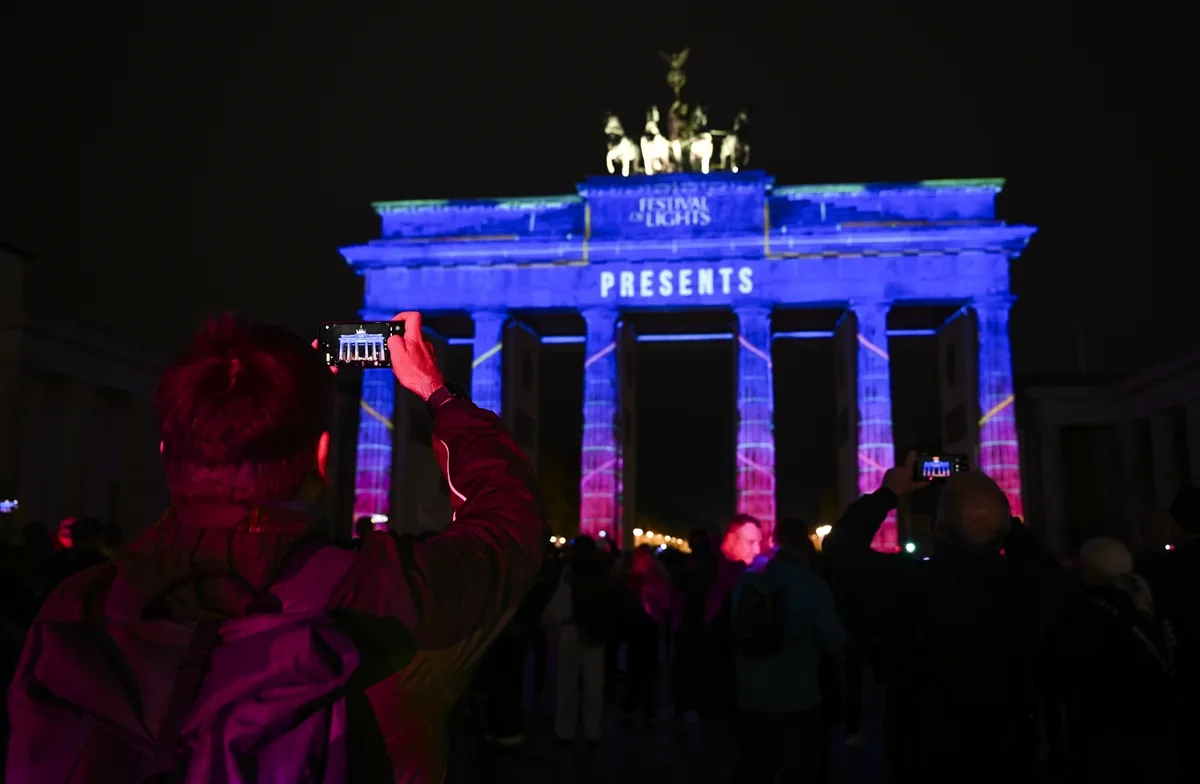 Berlin’de “Festival of Lights” Büyüledi: Şehir Işıklarla Parladı!