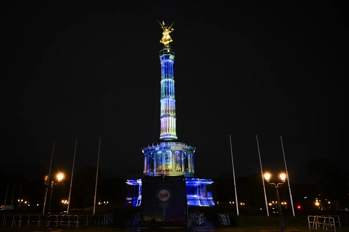 Berlin’de “Festival of Lights” Büyüledi: Şehir Işıklarla Parladı!