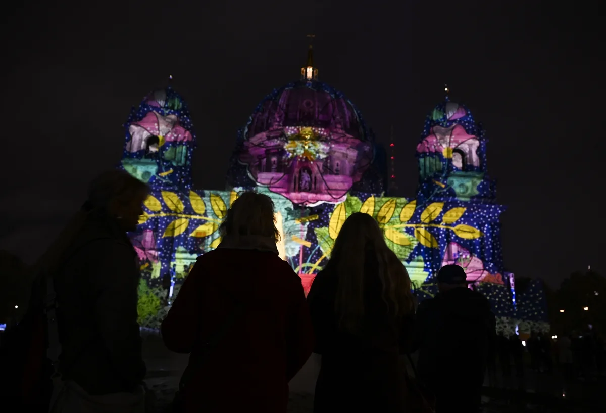 Berlin’de “Festival of Lights” Büyüledi: Şehir Işıklarla Parladı!
