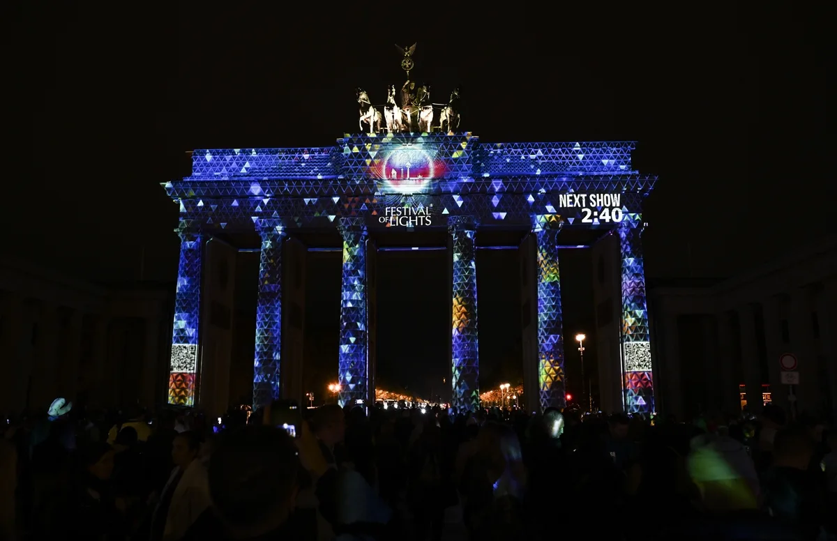 Berlin’de “Festival of Lights” Büyüledi: Şehir Işıklarla Parladı!