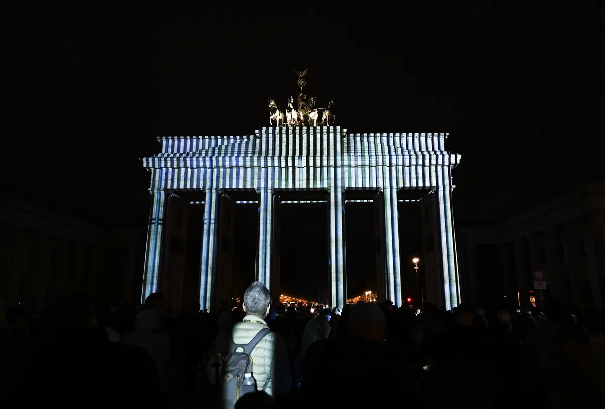 Berlin’de “Festival of Lights” Büyüledi: Şehir Işıklarla Parladı!