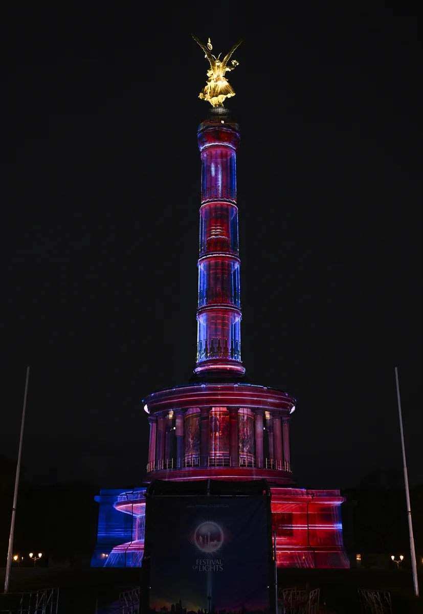 Berlin’de “Festival of Lights” Büyüledi: Şehir Işıklarla Parladı!