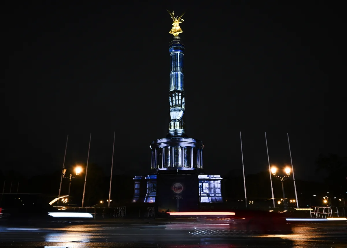 Berlin’de “Festival of Lights” Büyüledi: Şehir Işıklarla Parladı!