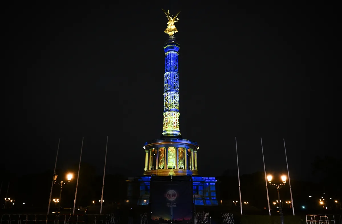 Berlin’de “Festival of Lights” Büyüledi: Şehir Işıklarla Parladı!