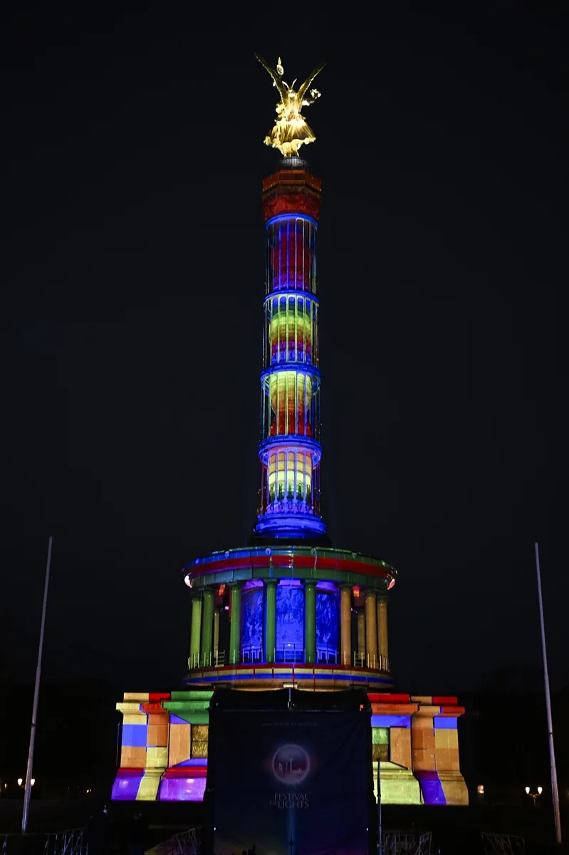 Berlin’de “Festival of Lights” Büyüledi: Şehir Işıklarla Parladı!