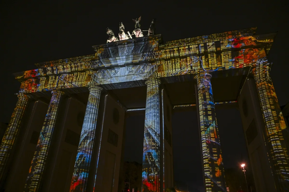 Berlin’de “Festival of Lights” Büyüledi: Şehir Işıklarla Parladı!