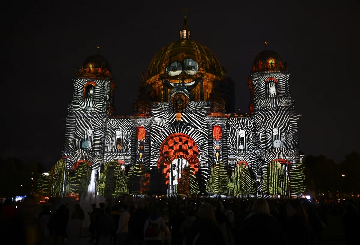 Berlin’de “Festival of Lights” Büyüledi: Şehir Işıklarla Parladı!