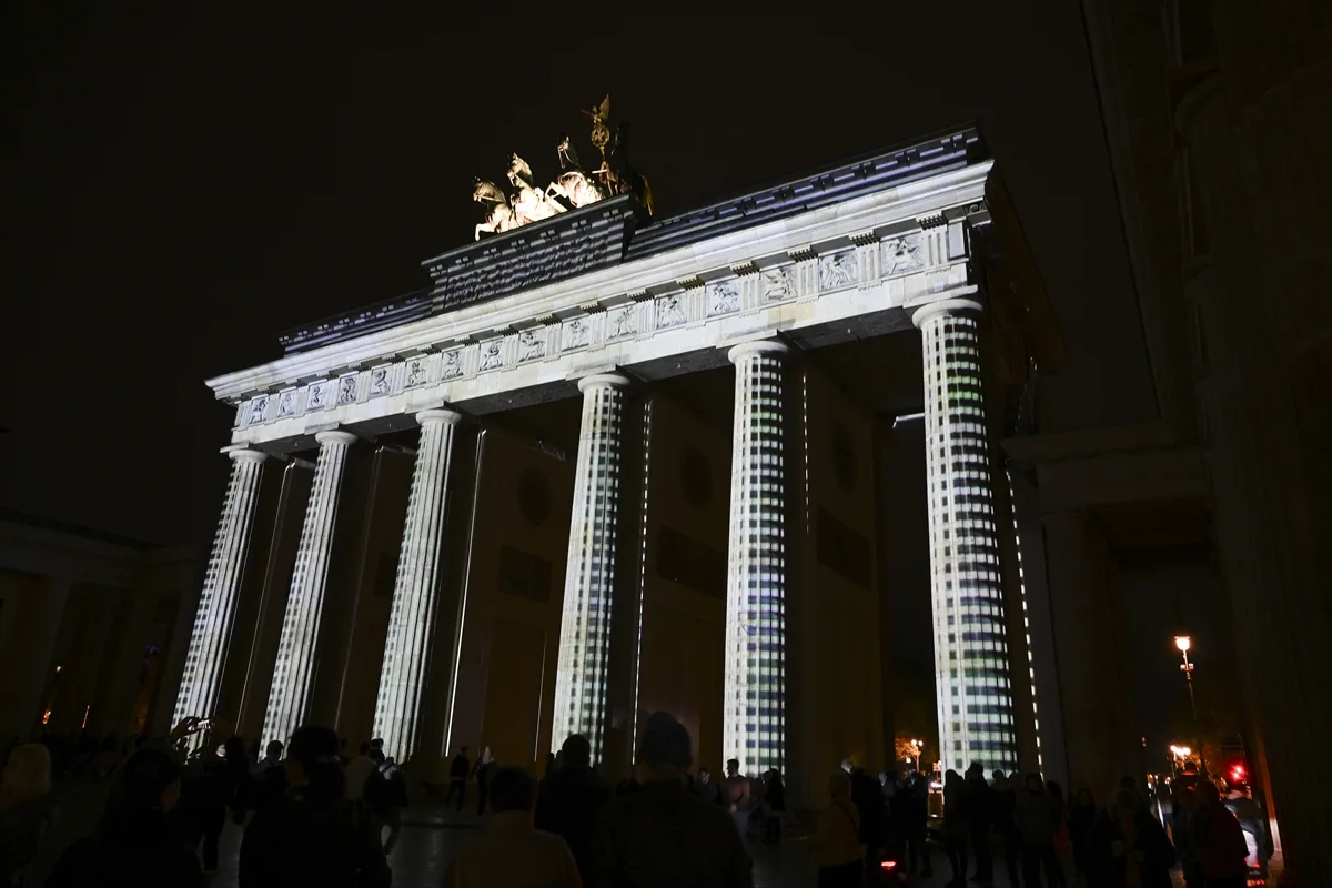Berlin’de “Festival of Lights” Büyüledi: Şehir Işıklarla Parladı!