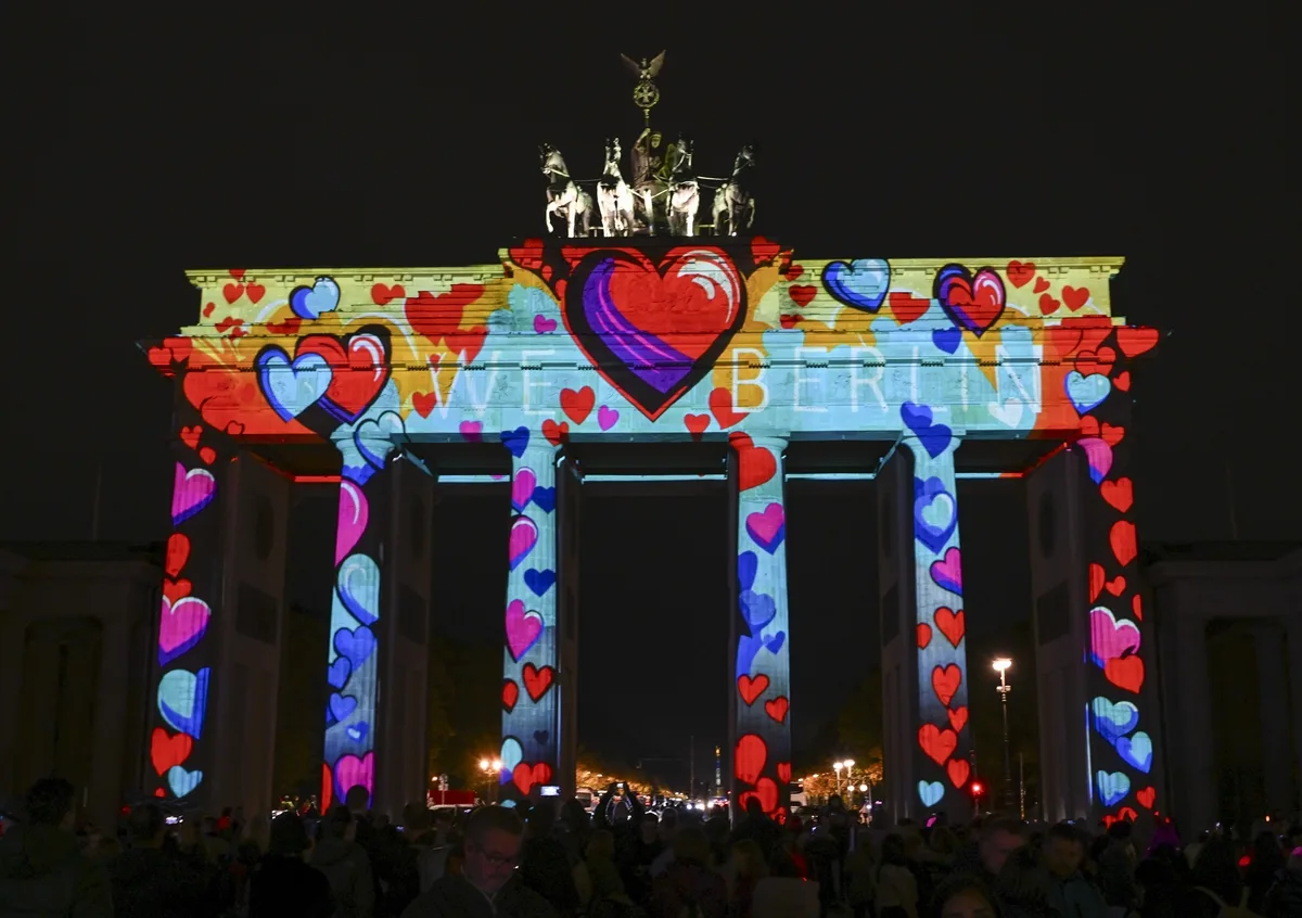 Berlin’de “Festival of Lights” Büyüledi: Şehir Işıklarla Parladı!