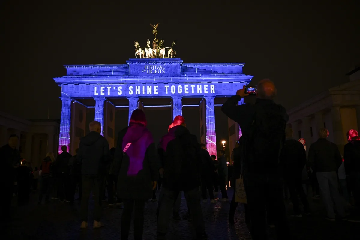 Berlin’de “Festival of Lights” Büyüledi: Şehir Işıklarla Parladı!