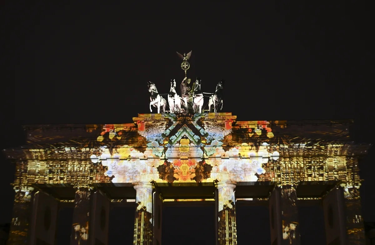 Berlin’de “Festival of Lights” Büyüledi: Şehir Işıklarla Parladı!