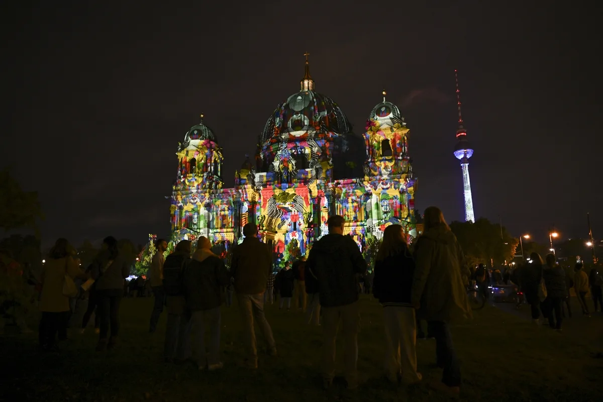 Berlin’de “Festival of Lights” Büyüledi: Şehir Işıklarla Parladı!