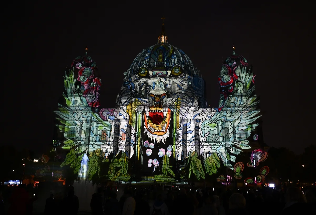 Berlin’de “Festival of Lights” Büyüledi: Şehir Işıklarla Parladı!