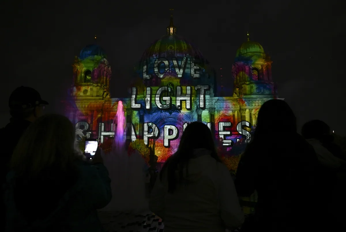 Berlin’de “Festival of Lights” Büyüledi: Şehir Işıklarla Parladı!