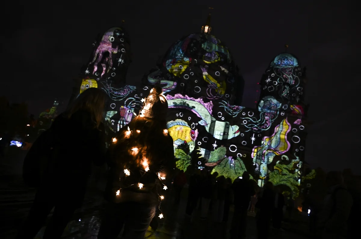 Berlin’de “Festival of Lights” Büyüledi: Şehir Işıklarla Parladı!