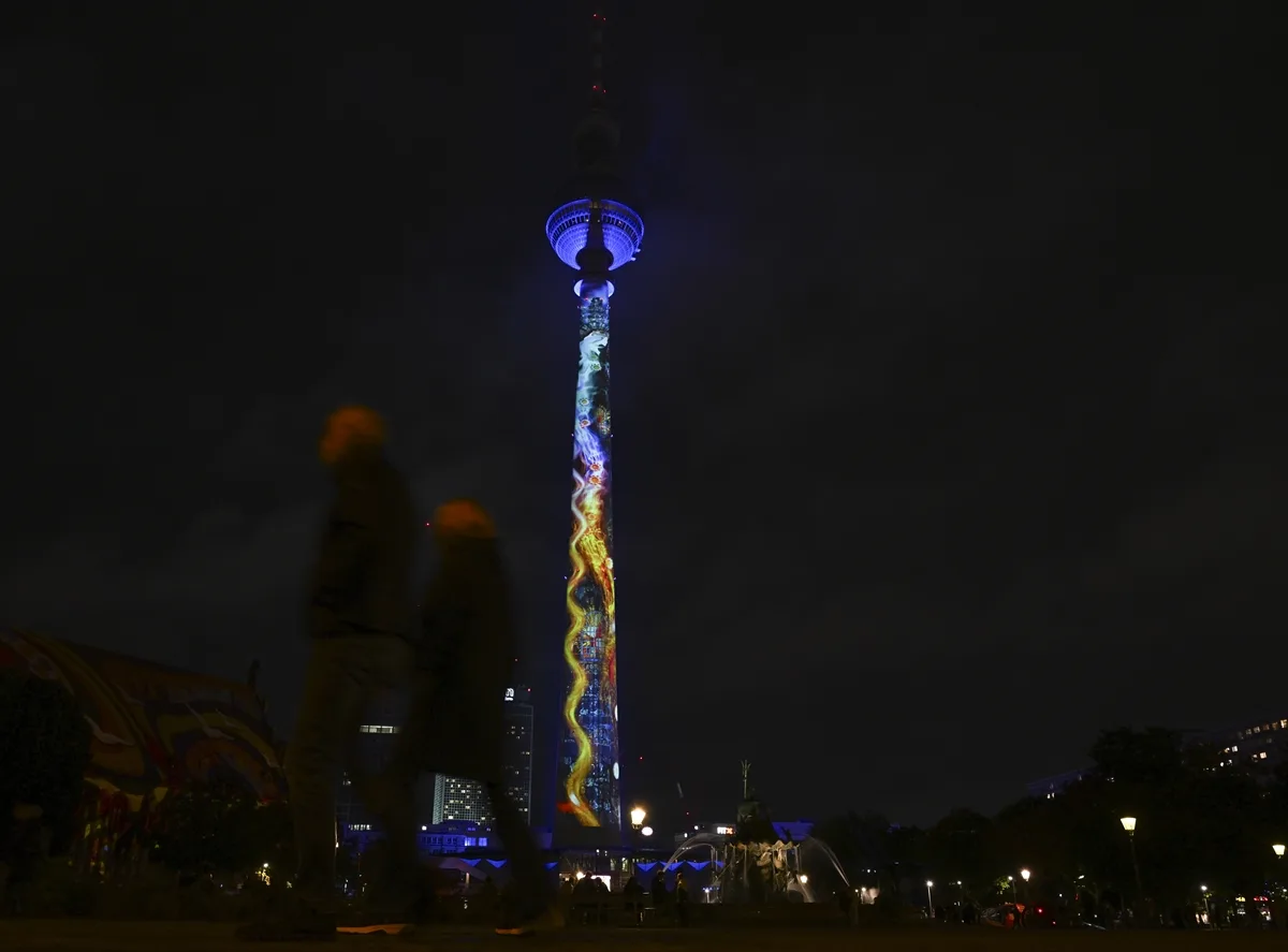 Berlin’de “Festival of Lights” Büyüledi: Şehir Işıklarla Parladı!